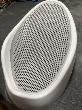 White Infant Bath Support with Breathable Drainable Mesh